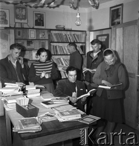 lata 50-te, Siennica, Polska
Biblioteka.
Fot. Irena Jarosińska, zbiory Ośrodka KARTA.