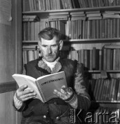 lata 50-te, Siennica, Polska
Biblioteka - mężczyzna czyta ksiązkę o owczarstwie.
Fot. Irena Jarosińska, zbiory Ośrodka KARTA.