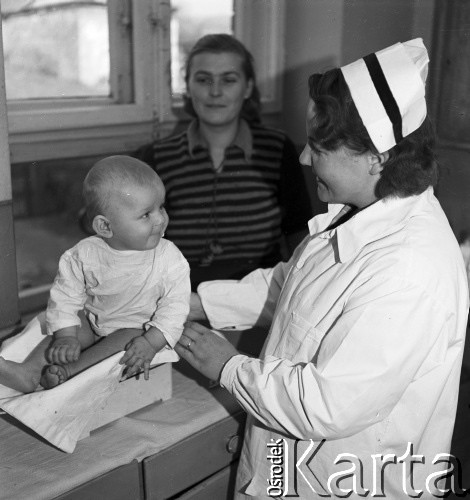 lata 50-te, Siennica, Polska
Matka z dzieckiem w Ośrodku Zdrowia.
Fot. Irena Jarosińska, zbiory Ośrodka KARTA.