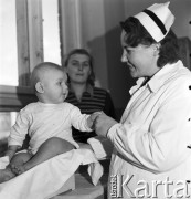 lata 50-te, Siennica, Polska
Matka z dzieckiem w Ośrodku Zdrowia.
Fot. Irena Jarosińska, zbiory Ośrodka KARTA.