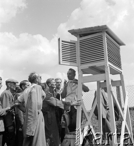 lata 50-te, Poświętne, Polska
Korespondenci Gromady i Rolnika Polskiego oglądają stację meteorologiczną podczas wizytacji Instytutu Uprawy Nawożenia i Gleboznawstwa. 
Fot. Irena Jarosińska, zbiory Ośrodka KARTA