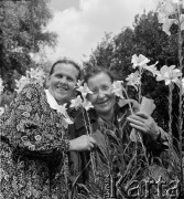 lata 50-te, Ożarów, Polska
Kobiety przy liliach 
Fot. Irena Jarosińska, zbiory Ośrodka KARTA