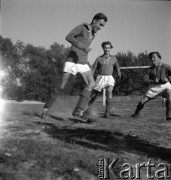 lata 50-te, woj. krakowskie, Polska
Mecz piłki nożnej.
Fot. Irena Jarosińska, zbiory Ośrodka KARTA