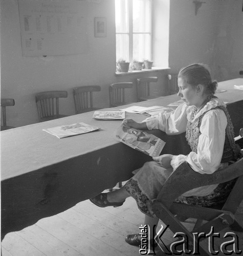 lipiec 1954, województwo krakowskie, Polska
Świetlica Domu Kultury - kobieta czyta czasopismo
Fot. Irena Jarosińska, zbiory Ośrodka KARTA