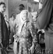 1954, Lublin, Polska
Ludzie zwiedzający Centralną Wystawę Rolniczą.
Fot. Irena Jarosińska, zbiory Ośrodka KARTA