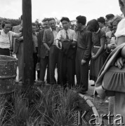 1954, Lublin, Polska
Centralna Wystawa Rolnicza - zwiedzający oglądają uprawy roślin.
Fot. Irena Jarosińska, zbiory Ośrodka KARTA