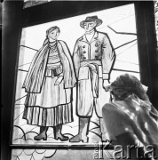 1954, Lublin, Polska
Centralna Wystawa Rolnicza - kobieta ogląda witraż w pawilonie roślinnym. 
Fot. Irena Jarosińska, zbiory Ośrodka KARTA