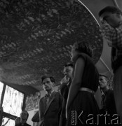 1954, Lublin, Polska
Centralna Wystawa Rolnicza - zwiedzający w pawilonie roślinnym. 
Fot. Irena Jarosińska, zbiory Ośrodka KARTA