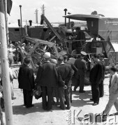 1954, Lublin, Polska
Centralna Wystawa Rolnicza - zwiedzający oglądają maszyny rolnicze. 
Fot. Irena Jarosińska, zbiory Ośrodka KARTA