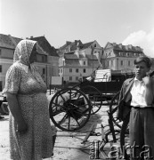 1954, Lublin, Polska
Centralna Wystawa Rolnicza - zwiedzający oglądają maszyny rolnicze. 
Fot. Irena Jarosińska, zbiory Ośrodka KARTA