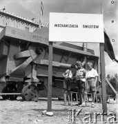 1954, Lublin, Polska
Centralna Wystawa Rolnicza - chłopcy na ekspozycji maszyn rolniczych. Na pierwszym planie tablica z napisem 
