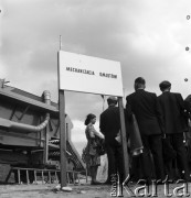1954, Lublin, Polska
Centralna Wystawa Rolnicza - chłopcy na ekspozycji maszyn rolniczych. Na pierwszym planie tablica z napisem 