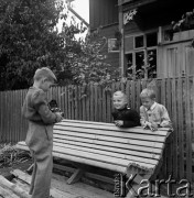 lata 50-te, Krościenko, Polska
Syn Ireny Jarosińskiej - Marek fotografuje dzieci.
Fot. Irena Jarosińska, zbiory Ośrodka KARTA