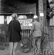 lata 50-te, Krościenko, Polska
Kobieta i chłopiec przed afiszem filmu 