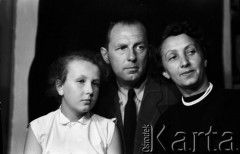 lata 50-te, Warszawa, Polska
Rodzina Mićkowskich - Lusia, Tadeusz i Jolanta.
Fot. Irena Jarosińska, zbiory Ośrodka KARTA