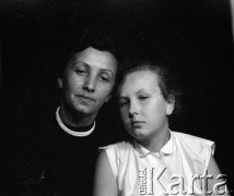 lata 50-te, Warszawa, Polska
Jolanta i Lusia Mićkowskie.
Fot. Irena Jarosińska, zbiory Ośrodka KARTA