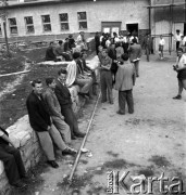 wrzesień 1954, Nowa Huta, Kraków, Polska
VII Festiwal Filmów Radzieckich - ludzie przed kinem
Fot. Irena Jarosińska, zbiory Ośrodka KARTA