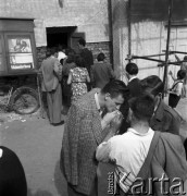 wrzesień 1954, Nowa Huta, Kraków, Polska
VII Festiwal Filmów Radzieckich - ludzie przed kinem
Fot. Irena Jarosińska, zbiory Ośrodka KARTA