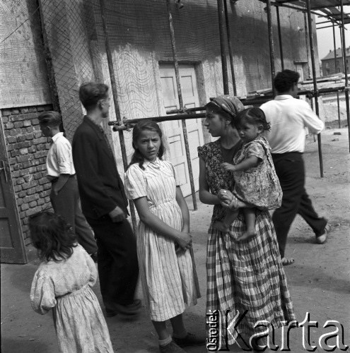 wrzesień 1954, Nowa Huta, Kraków, Polska
VII Festiwal Filmów Radzieckich - cyganki przed kinem
Fot. Irena Jarosińska, zbiory Ośrodka KARTA