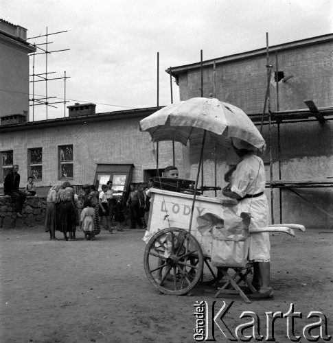 wrzesień 1954, Nowa Huta, Kraków, Polska
VII Festiwal Filmów Radzieckich - lodziarka przed kinem.
Fot. Irena Jarosińska, zbiory Ośrodka KARTA