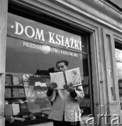 wrzesień 1954, Nowa Huta, Kraków, Polska
Mężczyzna czyta przed Domem Książki.
Fot. Irena Jarosińska, zbiory Ośrodka KARTA