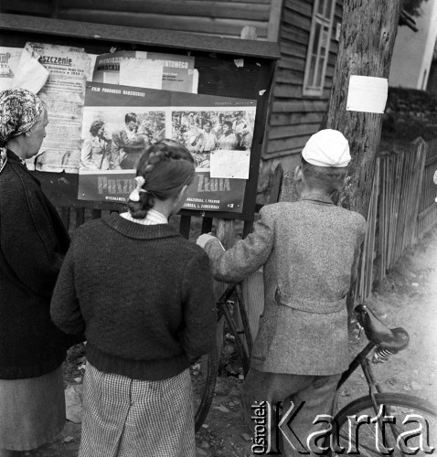 lata 50-te, Krościenko, Polska
Grupa ludzi przed afiszem filmu 