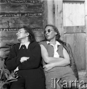 lata 50-te, Zakopane, Polska
Kobiety opalają się przy chacie.
Fot. Irena Jarosińska, zbiory Ośrodka KARTA