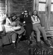 lata 50-te, Zakopane, Polska
Grupa osób opalających się przy chacie.
Fot. Irena Jarosińska, zbiory Ośrodka KARTA