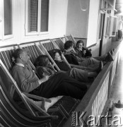 lata 50-te, Zakopane, Polska
Grupa osób opalających się na leżakach.
Fot. Irena Jarosińska, zbiory Ośrodka KARTA