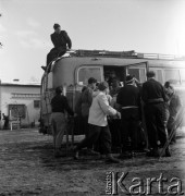 lata 50-te, Kuźnice, Polska
Turyści stłoczeni przy autobusie.
Fot. Irena Jarosińska, zbiory Ośrodka KARTA