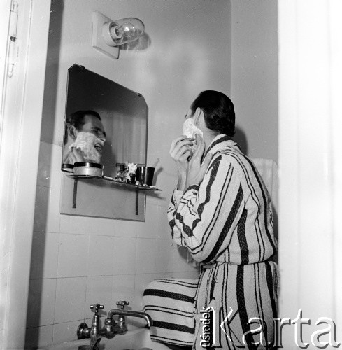 1950-1953, Warszawa, Polska
Aktor Jerzy Duszyński podczas porannej toalety.
Fot. Irena Jarosińska, zbiory Ośrodka KARTA
