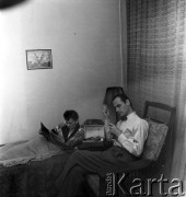 1950-1953, Warszawa, Polska
Aktorskie małżeństwo Hanka Bielicka i Jerzy Duszyński.
Fot. Irena Jarosińska, zbiory Ośrodka KARTA