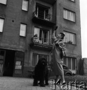 1950-1953, Warszawa, Polska
Aktorka Hanka Bielicka pozdrawia z męża Jerzego Duszyńskiego.
Fot. Irena Jarosińska, zbiory Ośrodka KARTA