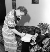 1950-1953, Warszawa, Polska
Aktorka Hanka Bielicka przy telefonie.
Fot. Irena Jarosińska, zbiory Ośrodka KARTA