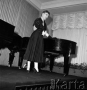 1950-1953, Warszawa, Polska
Aktorka Hanka Bielicka w czasie występu
Fot. Irena Jarosińska, zbiory Ośrodka KARTA
