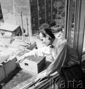 1950-1953, Warszawa, Polska
Aktor Jerzy Duszyński w oknie swojego mieszkania przy ul. Filtrowej 85.
Fot. Irena Jarosińska, zbiory Ośrodka KARTA