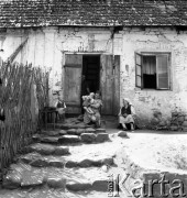 lata 50-te, Czerwińsk nad Wisłą, Polska
Rodzina przed domem
Fot. Irena Jarosińska, zbiory Ośrodka KARTA