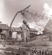 lata 50-te, Czerwińsk nad Wisłą, Polska
Matka z dziećmi nad brzegiem Wisły
Fot. Irena Jarosińska, zbiory Ośrodka KARTA