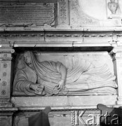 lata 50-te, Polska.
Płaskorzeźba w XIV-wiecznym kościele
Fot. Irena Jarosińska, zbiory Ośrodka KARTA