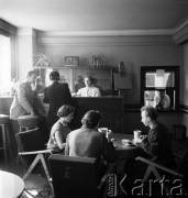 1954, Wrocław, Polska
Wytwórna Filmów Fabularnych - kawiarnia dla aktorów.
Fot. Irena Jarosińska, zbiory Ośrodka KARTA