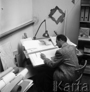 1954, Wrocław, Polska
Wytwórna Filmów Fabularnych - kierownik dekoracji przy pracy.
Fot. Irena Jarosińska, zbiory Ośrodka KARTA