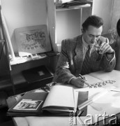 1954, Wrocław, Polska
Wytwórna Filmów Fabularnych - scenograf przy pracy.
Fot. Irena Jarosińska, zbiory Ośrodka KARTA
