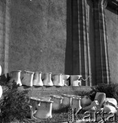 1954, Wrocław, Polska
Wytwórna Filmów Fabularnych -  sedesy pod ścianą.
Fot. Irena Jarosińska, zbiory Ośrodka KARTA