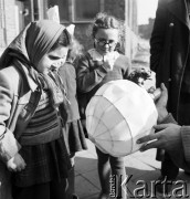 1954, Wrocław, Polska
Dzieci oglądają mikrofon na planie filmu 