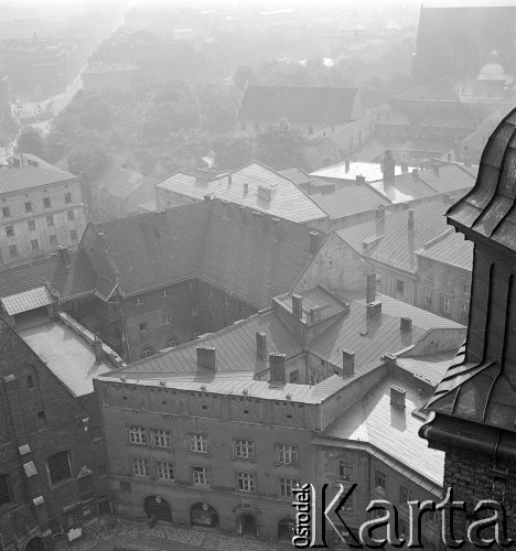 lata 50-te, Kraków, Polska
Stare Miasto - widok z wieży Kościoła Mariackiego
Fot. Irena Jarosińska, zbiory Ośrodka KARTA