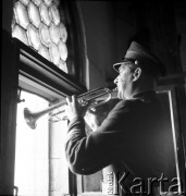 lata 50-te, Kraków, Polska
Hejnalista na wieży Kościoła Mariackiego.
Fot. Irena Jarosińska, zbiory Ośrodka KARTA