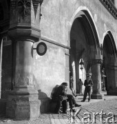 lata 50-te, Kraków, Polska
Ludzie pod Sukiennicami.
Fot. Irena Jarosińska, zbiory Ośrodka KARTA