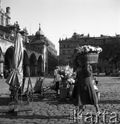 lata 50-te, Kraków, Polska
Kwiaciarki handlujące na Rynku.
Fot. Irena Jarosińska, zbiory Ośrodka KARTA