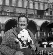 lata 50-te, Kraków, Polska
Kwiaciarka handlująca na Rynku.
Fot. Irena Jarosińska, zbiory Ośrodka KARTA