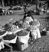 lata 50-te, Kraków, Polska
Stragan z owocami na Rynku.
Fot. Irena Jarosińska, zbiory Ośrodka KARTA